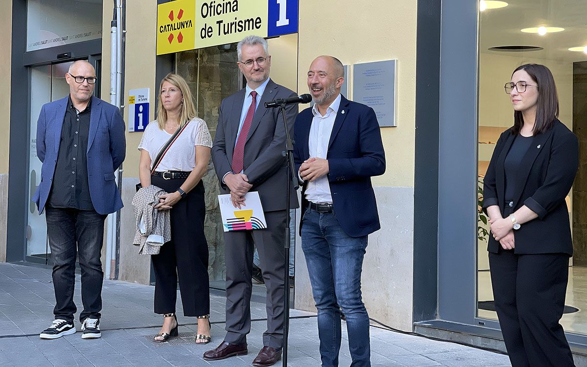 Parlaments durant la inauguració de l'Oficina de Turisme de Manresa a la Casa Fàbregas