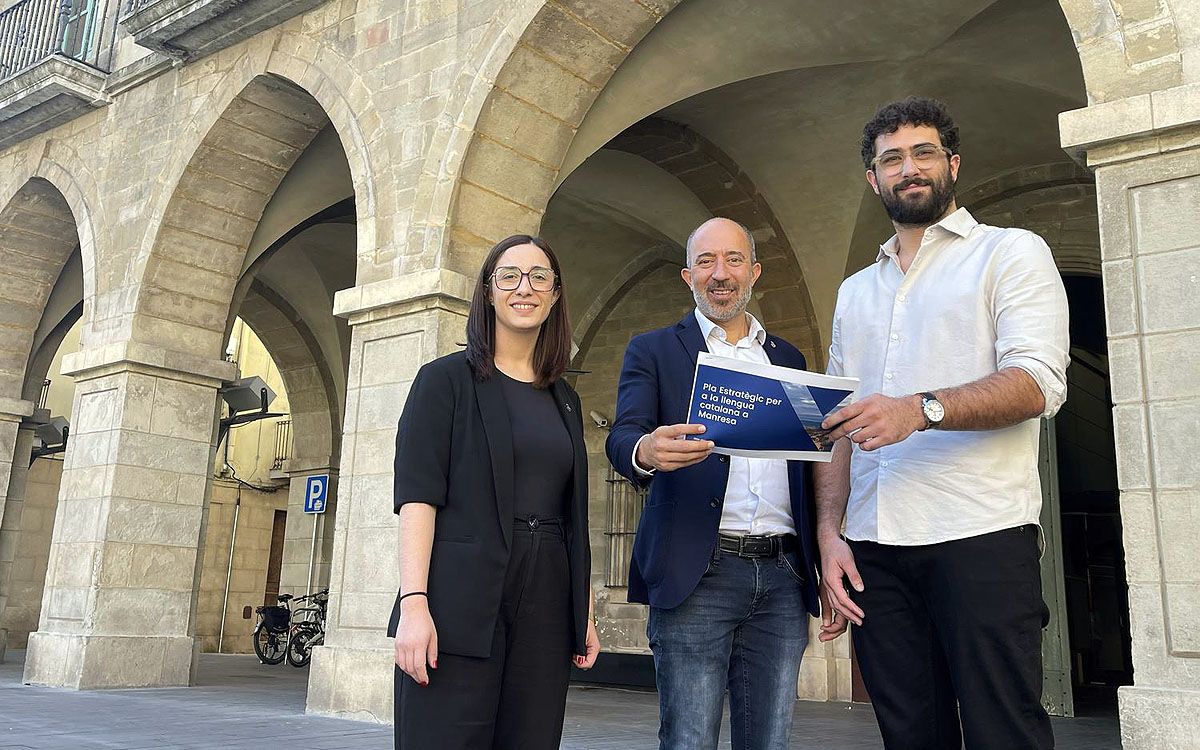 Tània Infante, Marc Aloy i Marc Orriols presentant el Pla Estratègic per a la Llengua Catalana de Manresa