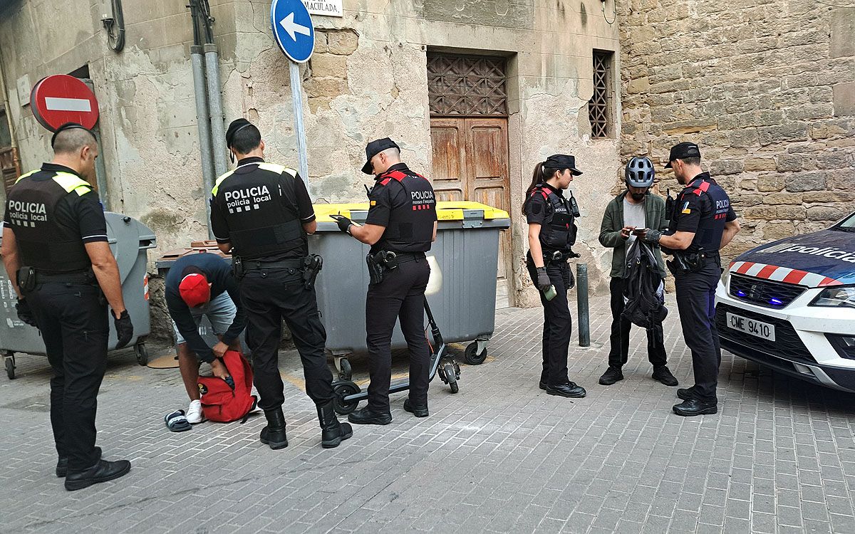 Desplegament de la policia buscant armes tallants al Barri Antic