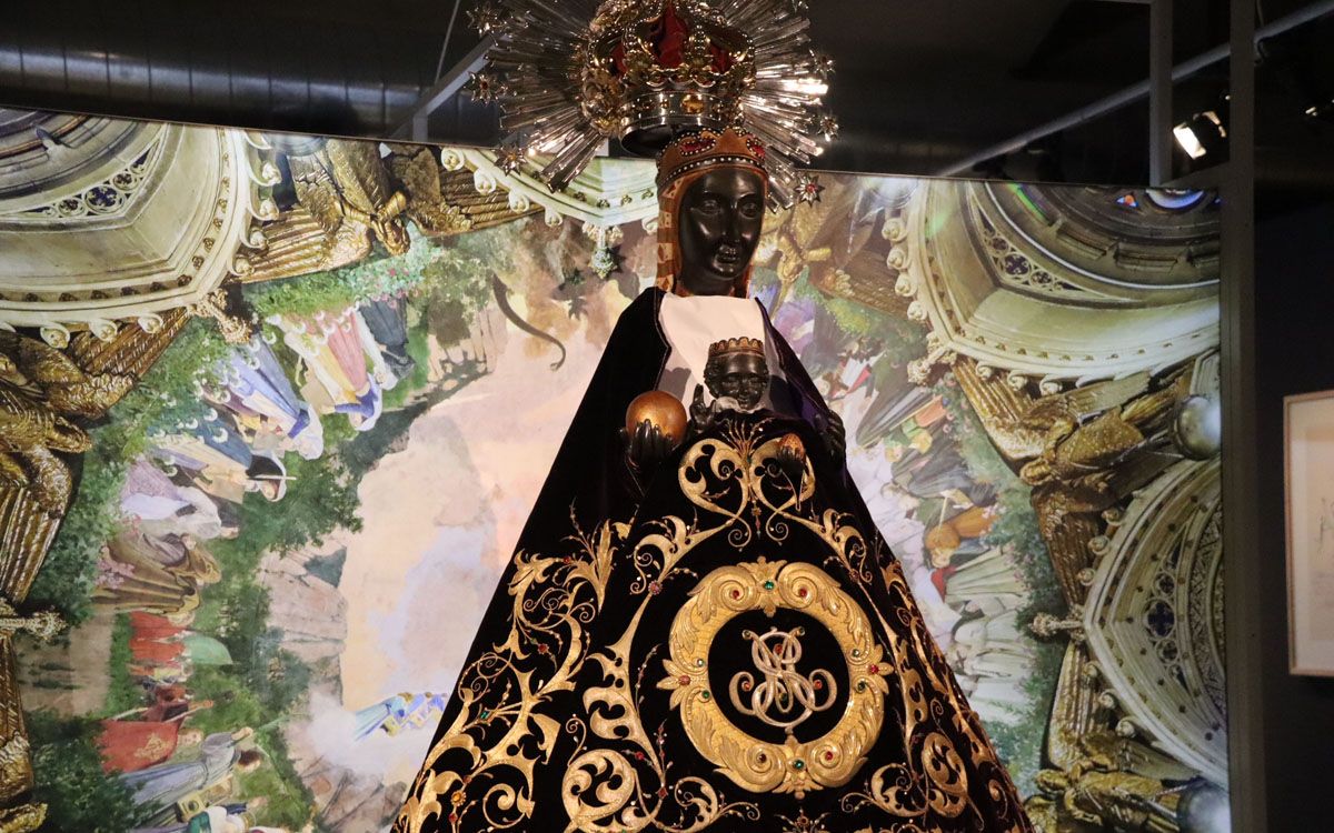 Rèplica de la Mare de Déu de Montserrat vestida que es pot veure a l'exposició