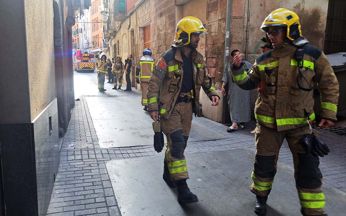 Els Bombers al carrer Santa Llúcia de Manresa durant l'actuació