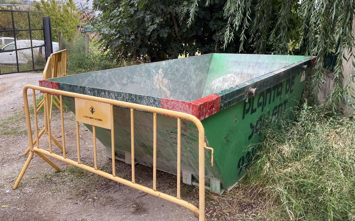 Contenidor de recollida de restes vegetals, al carrer Lluís Millet de Súria