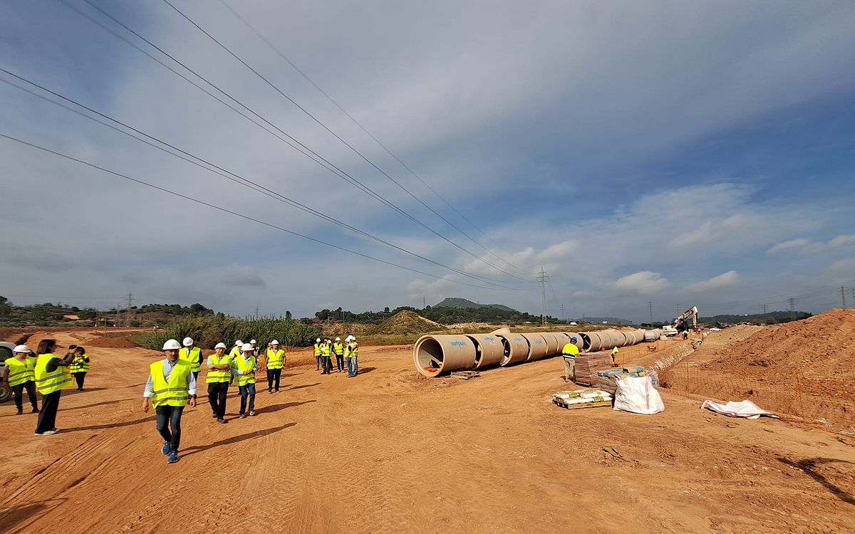 Polítics, tècnics i constructors durant la visita d'obres al polígon del Pont Nou II