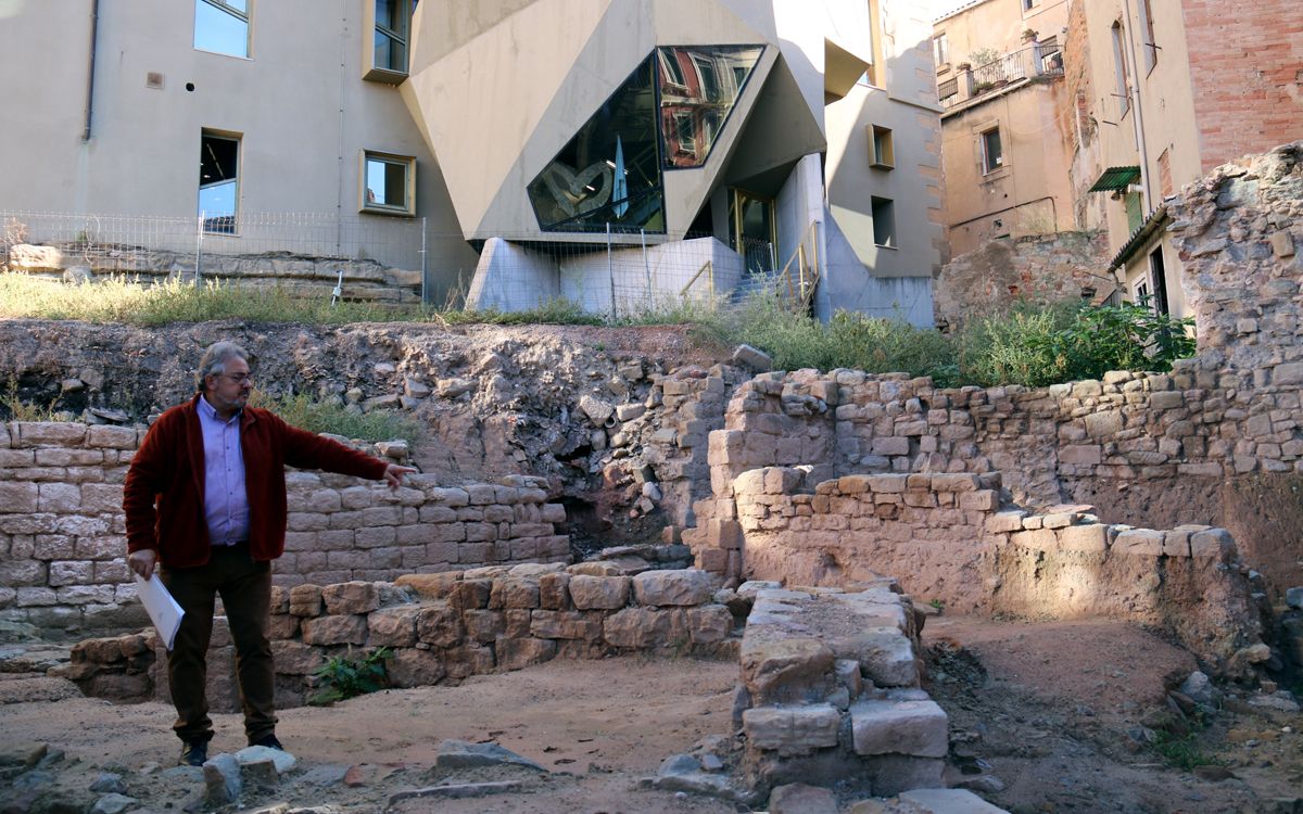 L'arqueòleg Eduard Sànchez, responsable de la intervenció, a la zona on s'ha fet la troballa