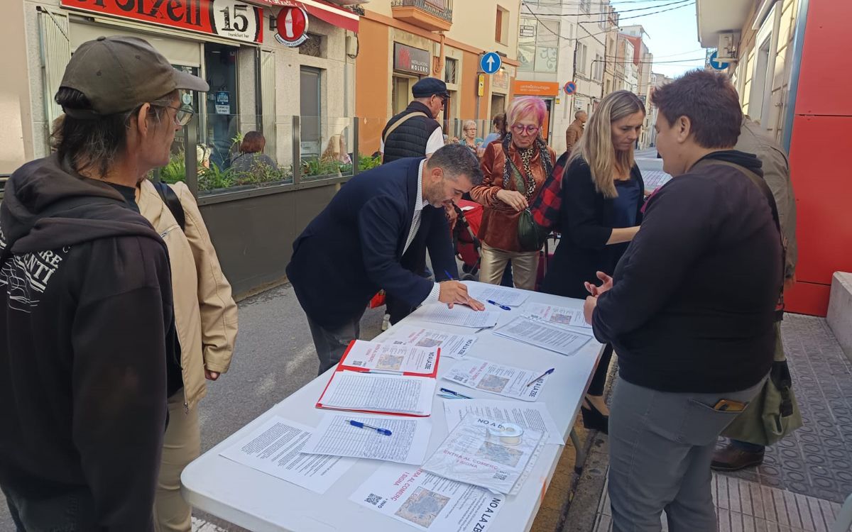 Dani Mauriz signant contra la ZBE de Manresa