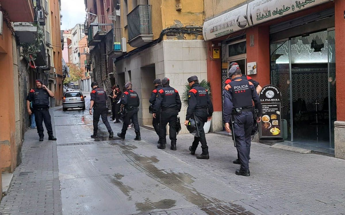 Els antiavalots dels Mossos dirigint-se al desnonament