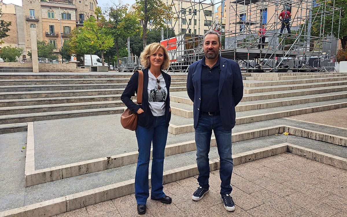 Mònica de Llorens i Ramon Bacardit amb la plaça Sant Domènec a la seva esquena