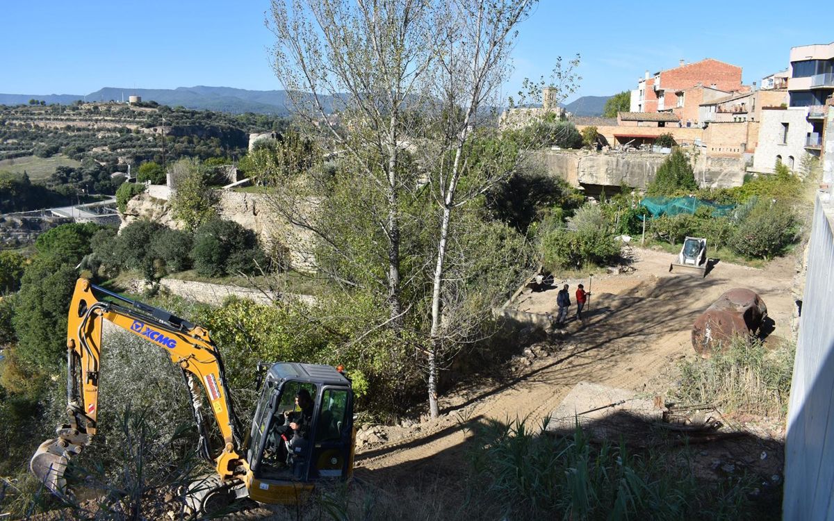 Les màquines ja treballen per millorar l'itinerari de vianants entre la Creu del Tort i el camí de la Font de Fans