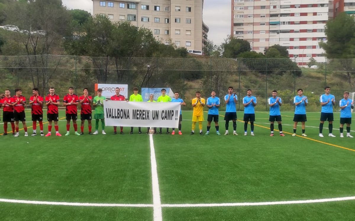 Els jugadors de la Pirinaica han donat el seu suport al Vallbona en la reclaamació d'un camp de futbol