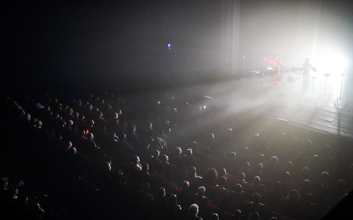 Platea del Kursaal plena durant l'actuació de Tarta Relena per la Fira Mediterrània