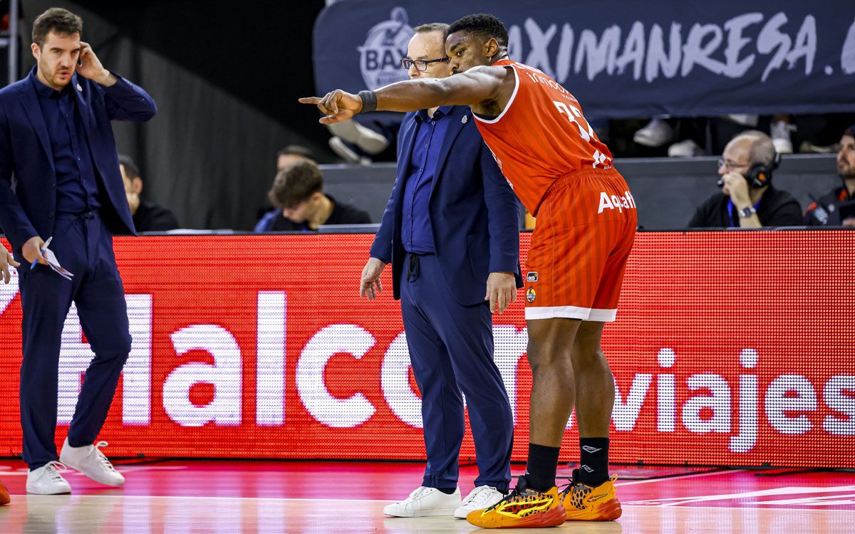 Diego Ocampo conversa amb Retin Obasohan durant el partit