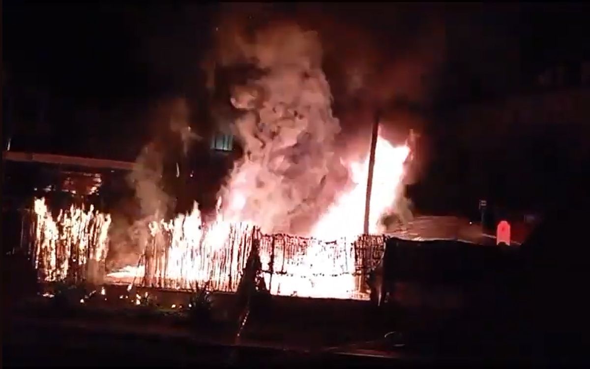 L'incendi dels contenidors, vist des de l'interior de la casa afectada al carrer Oleguer Miró de Manresa