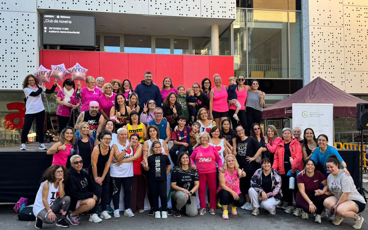 Participants al ball de zumba contra el càncer a Sant Vicenç de Casstellet