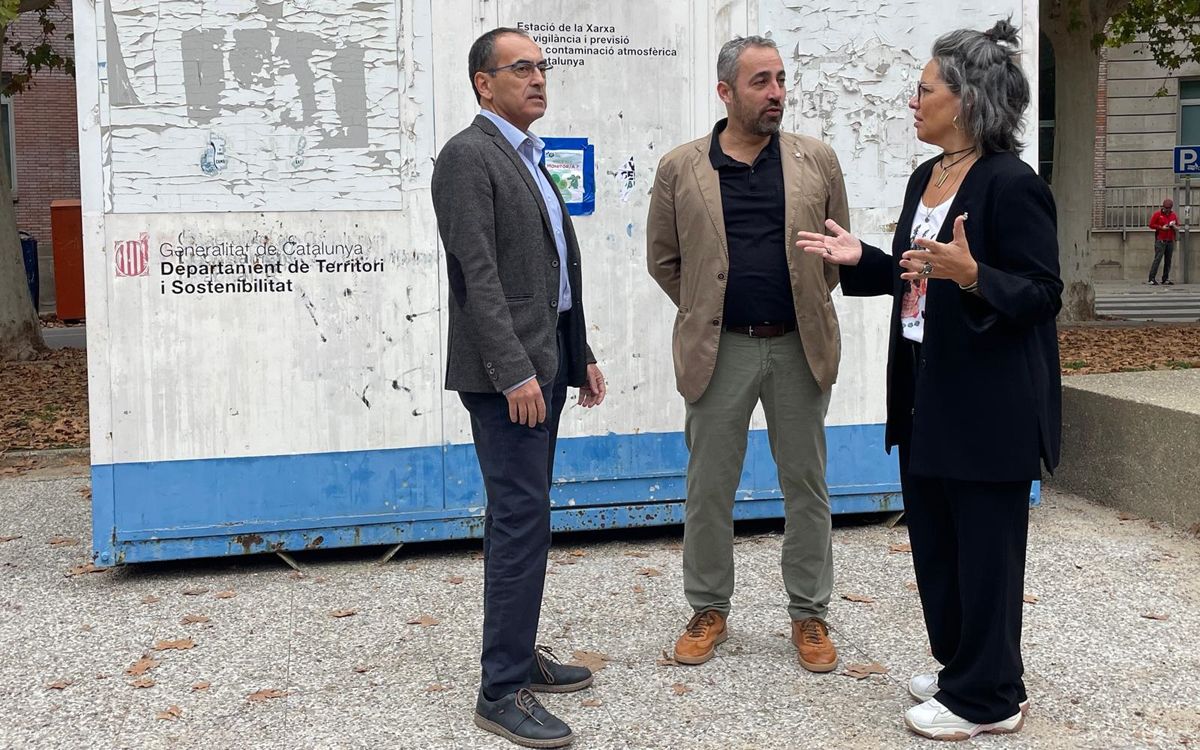 Josep Gili, Ramon Bacardit i Merx Tarraagó davant l'estació de control de contaminació de la plaçaa Espanya