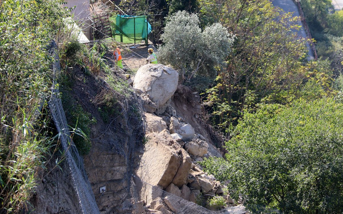 Roques caigudes molt a prop de la via del tren, en una imatge de després del despreniment