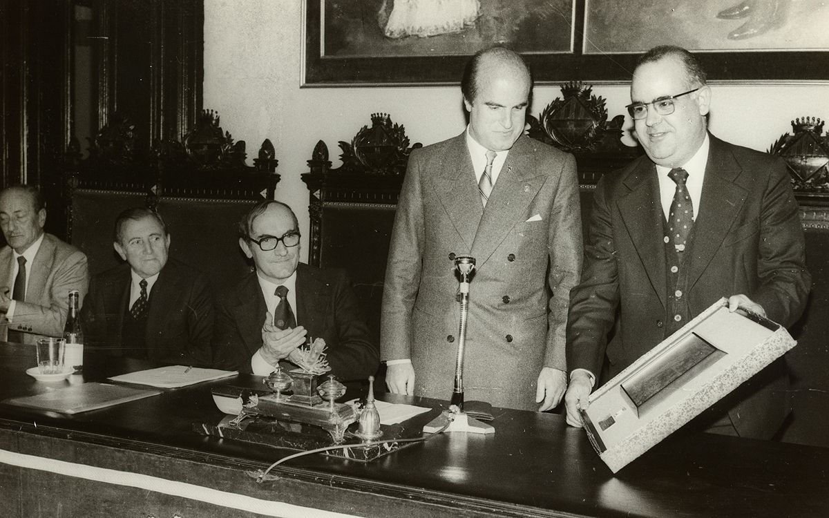 Francesc X. Puig Rovira rep de l'alcalde Ramon Roqueta una placa commemorativa a l'Ajuntament de Manresa el 1979