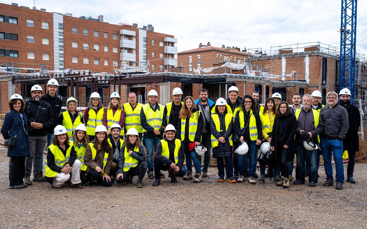 Membres del COAC durant la visita a la futura residència d'Ampans a la Parada