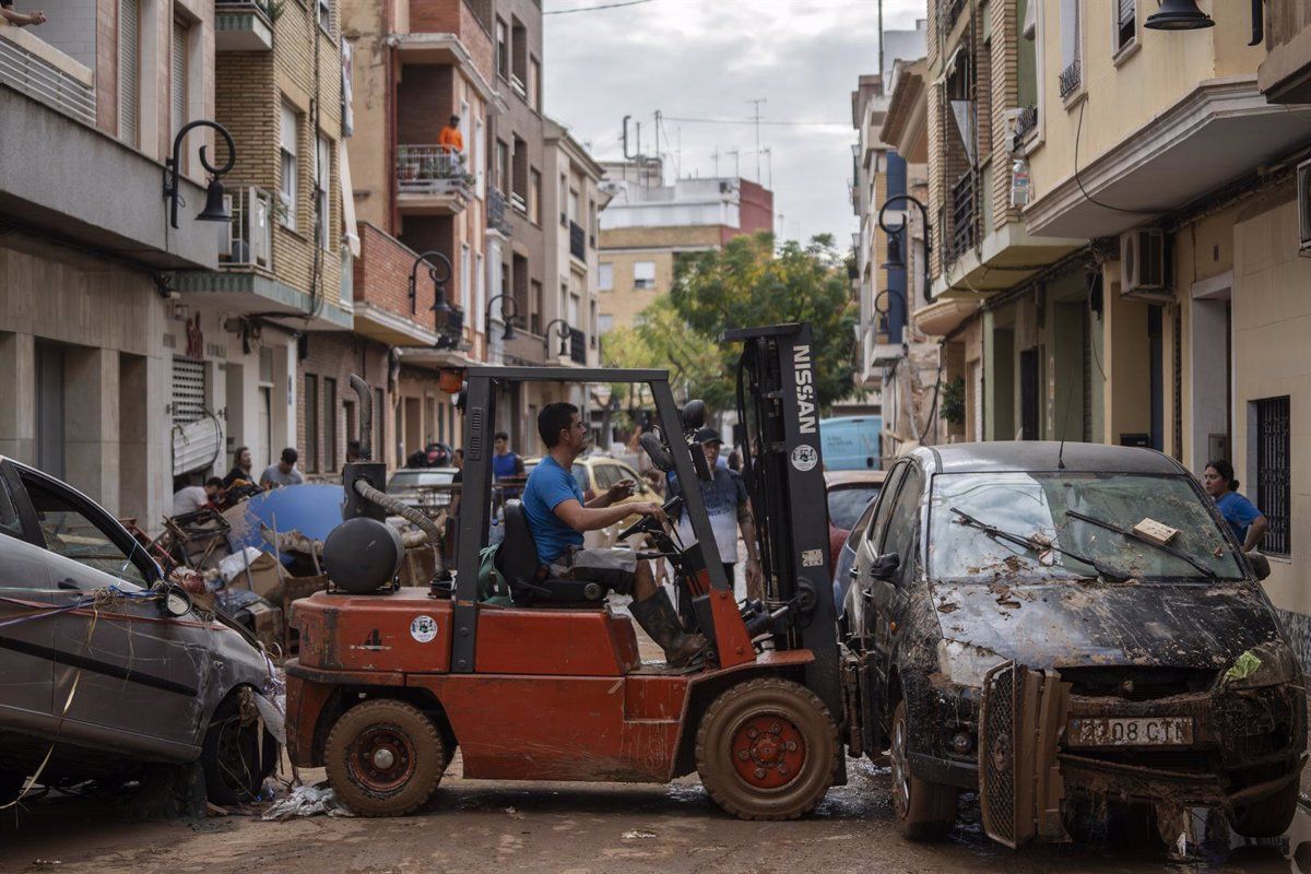 La població s'organitza per dur a terme les tasques de rescat i reparació al País Valencià