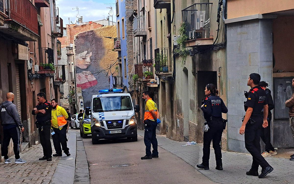 Policia Local, Mossos i SEM atenent un servei al carrer Sant Bartomeu de Manresa en una imatge d'arxiu