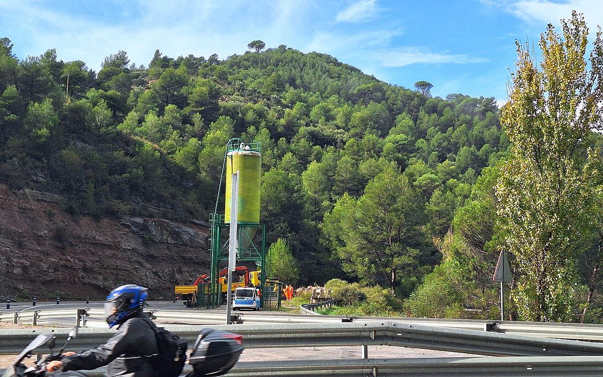 Operaris i camió grua que ha retirat la roca a l'enllaç entre la C-58 i la C-55