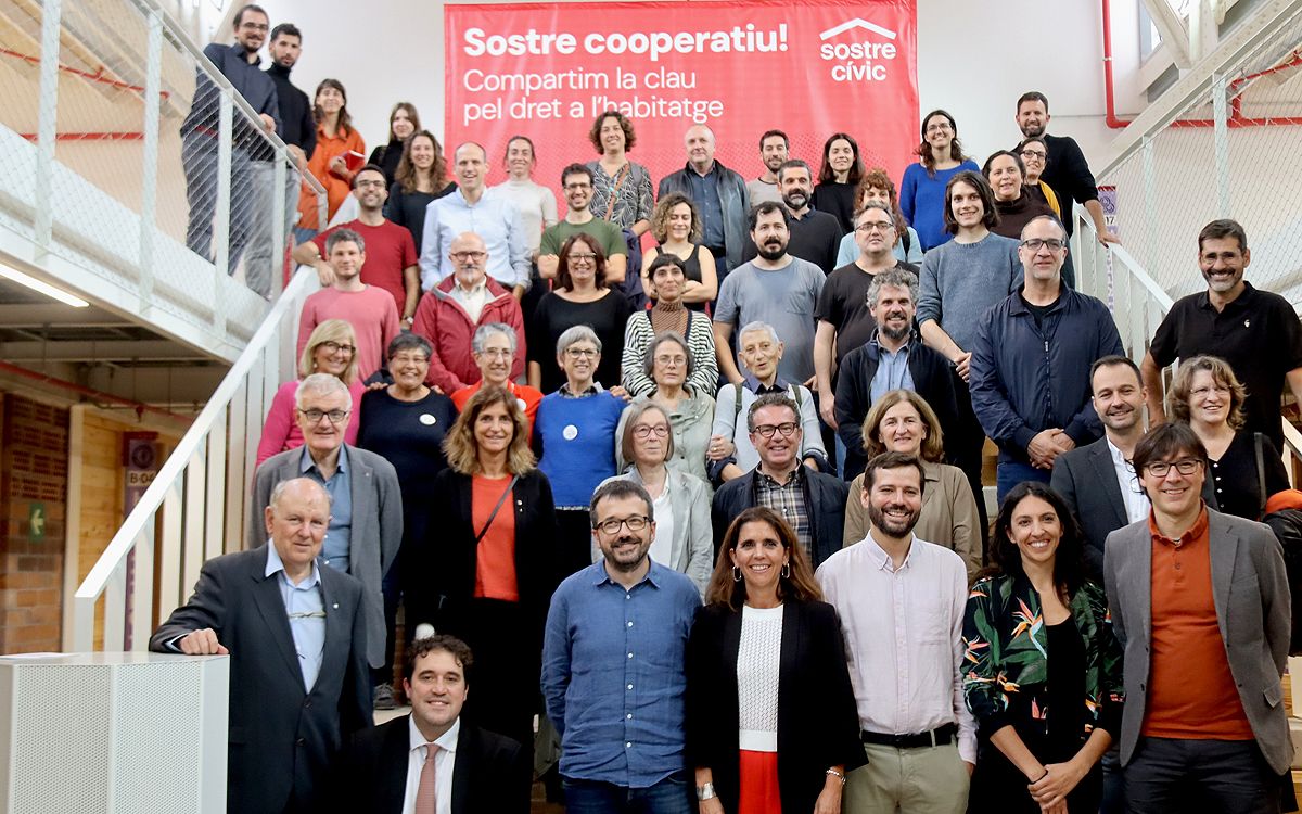 Foto de família per celebrar el crèdit del CEB de 31 milions d'euros per a Sostre Cívic