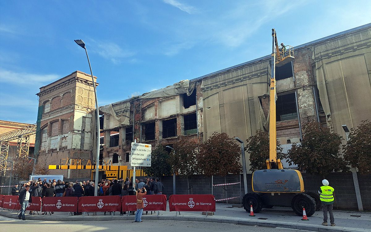 Els operaris han començat a retirar les lones frontals de la Fàbrica Nova aquest mateix dimarts