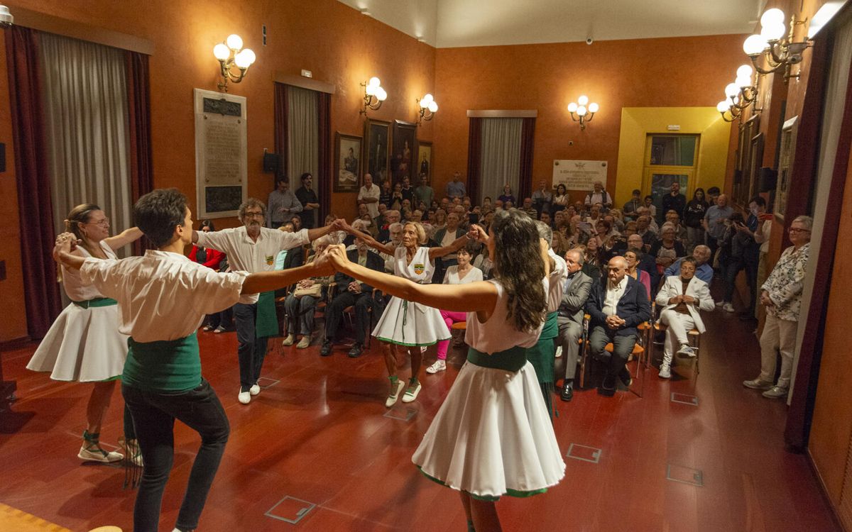 Saló de Sessions ple de gom a gom en l'acte institucional del Dia de les Persones Grans