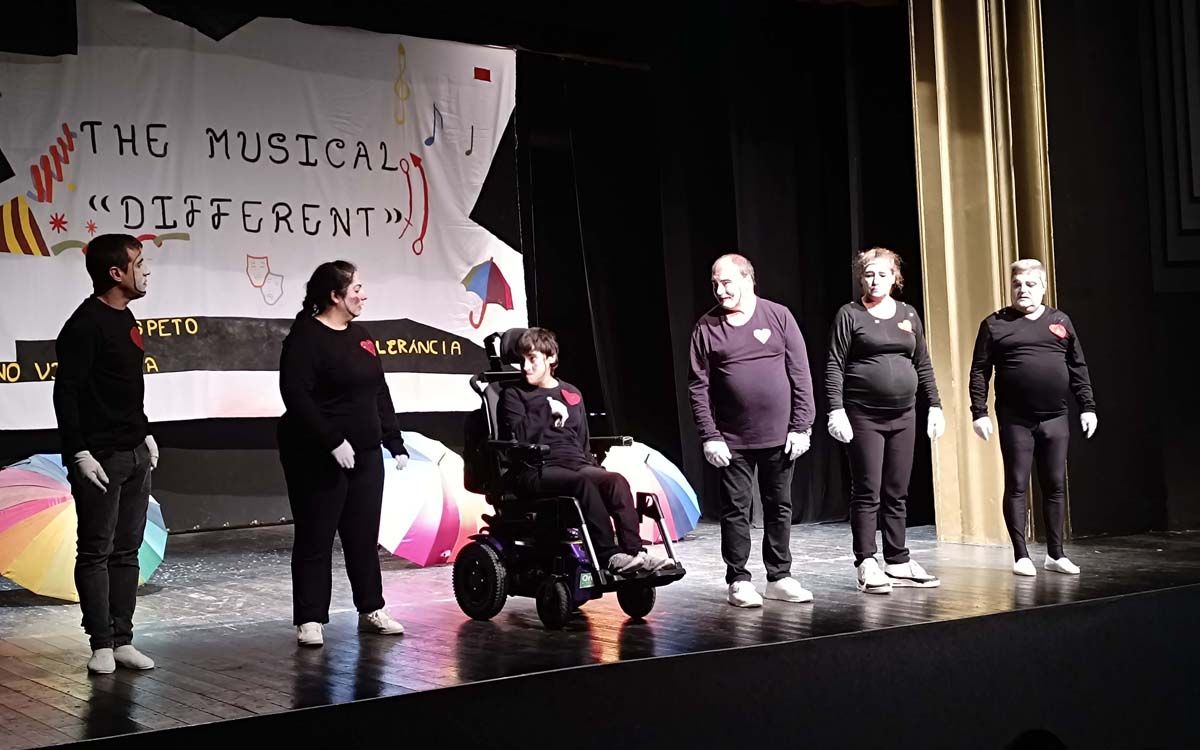 Membres del grup de teatre Cúspicus de Mosaic a dalt l'escenari d'Els Carlins de Manresa