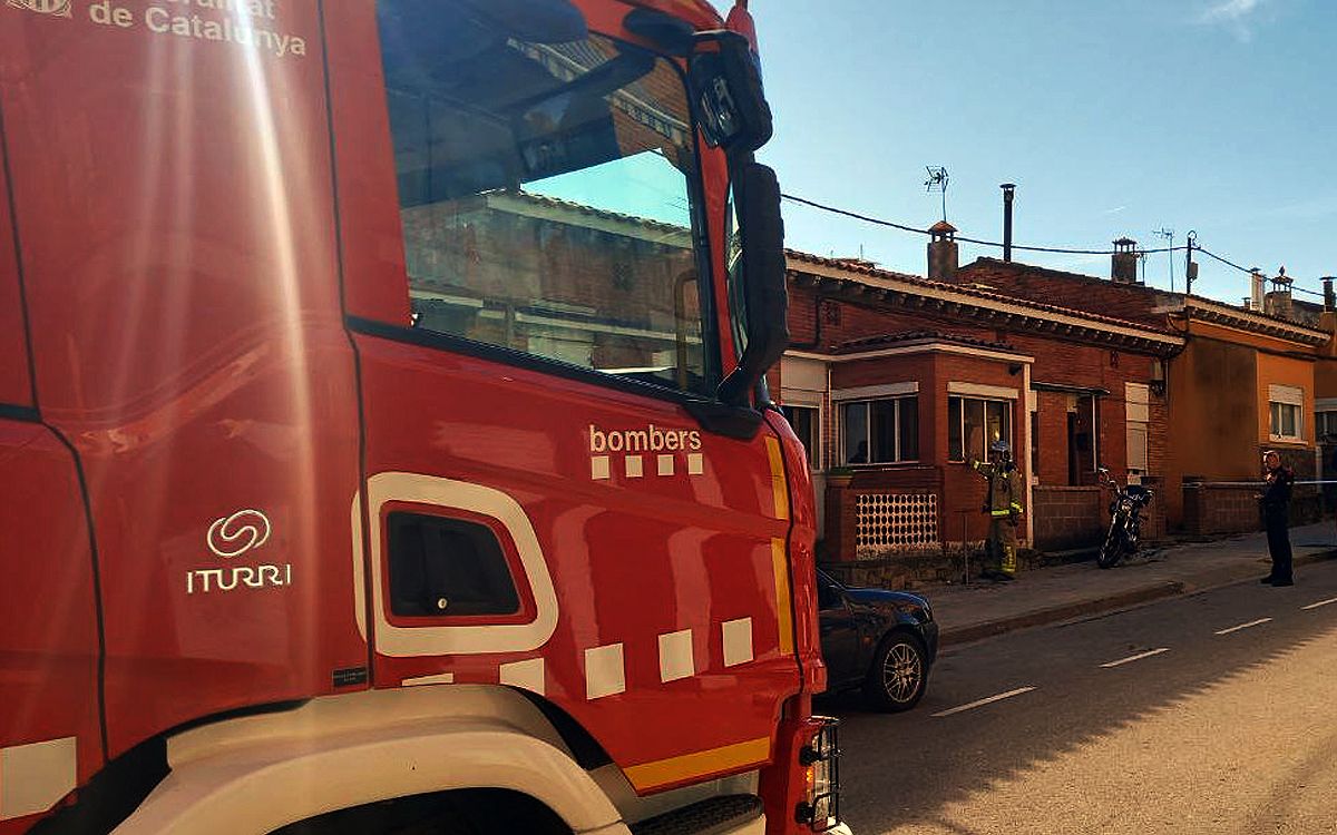 Els Bombers a la casa afectada de la Rosaleda de Sant Fruitós de Bages