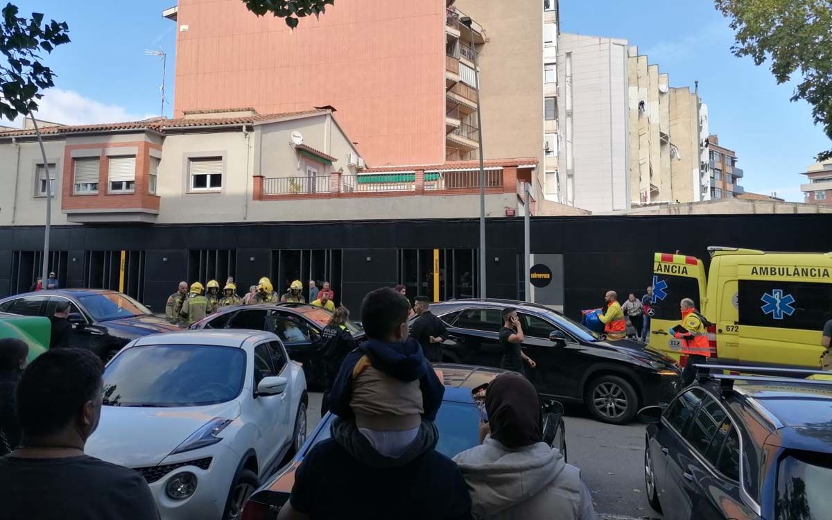 Actuació dels cossos d'emergències en l'accident al carrer de la Font del Gat de Manresa