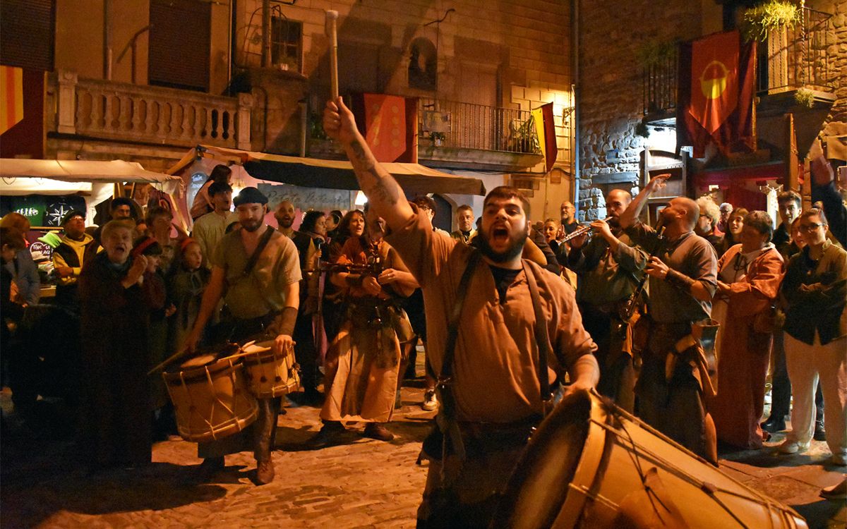 Acte de cloenda de la 21a Fira Medieval d'Oficis de Súria a la plaça Major del Poble Vell, amb Berros de la Cort i Jueus de l'Aixada