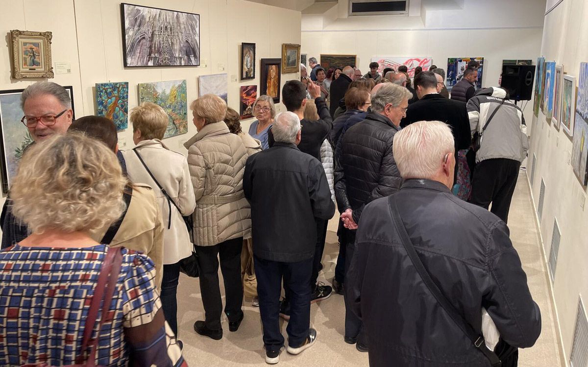 Visitants a l'Exposició i Subhasta de l'Associació Contra el Càncer a Manresa de 2023