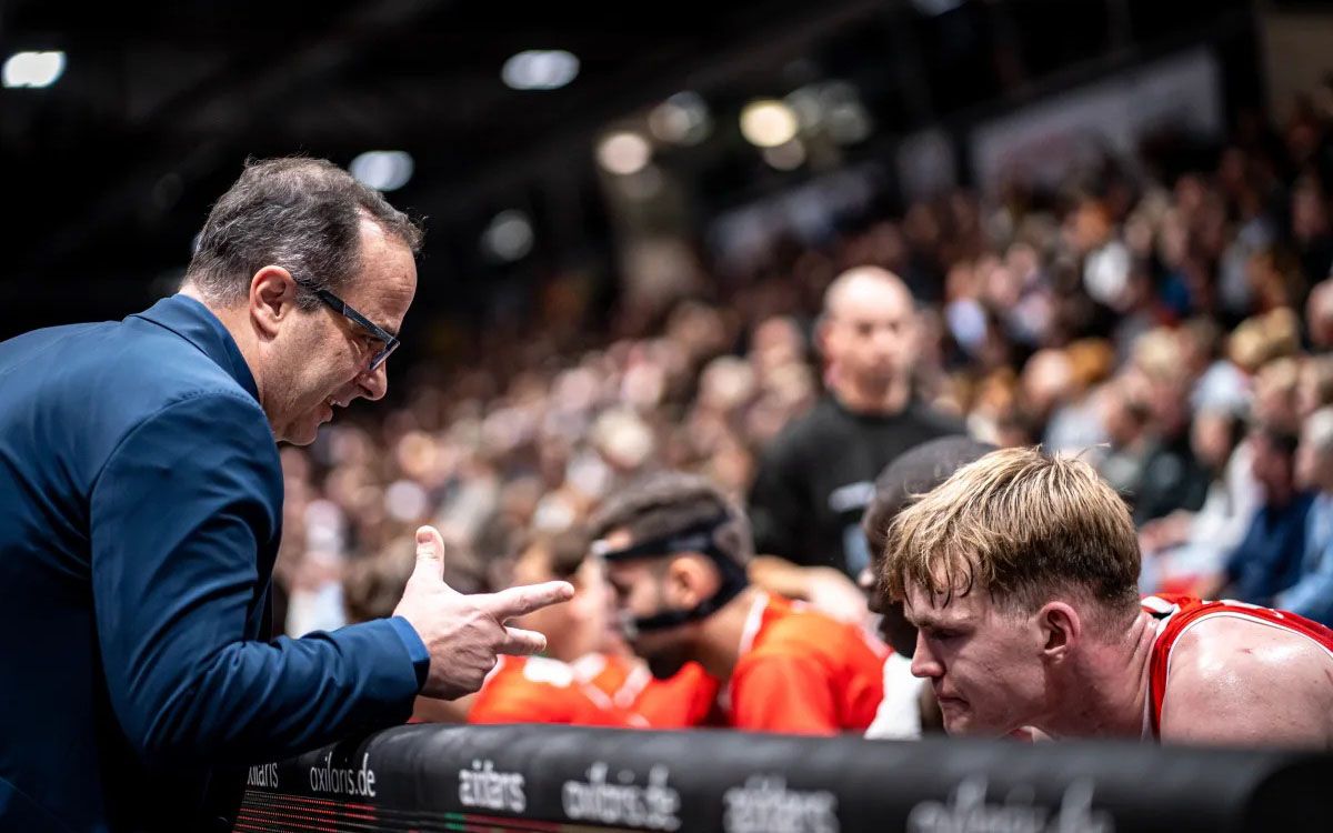 Diego Ocampo parla amb Marcis Steinbergs a la banqueta del Chemnitz Arena