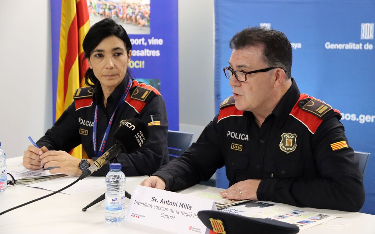 La portaveu del Mossos, la inspectora Montserrat Escudé, i el sotscap de la Regió Policial Central, l'intendent Antoni Milla