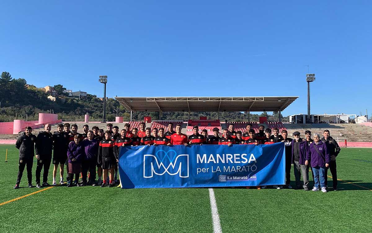 Primer equip del CE Manresa amb voluntaris de «La Marató»