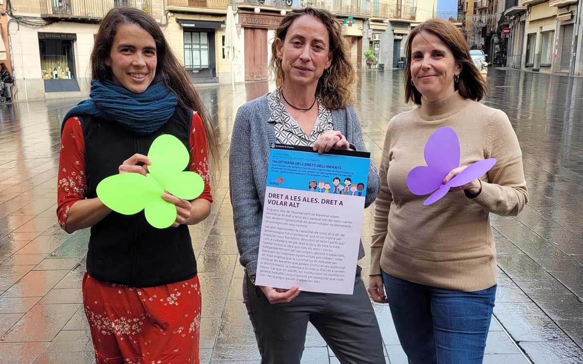 Laia Ribes del CAE, la regidora d'Infància i Joventut, Isabel Sánchez, i la tècnica d'infància de l'Ajuntament de Manresa, Marta Serrat