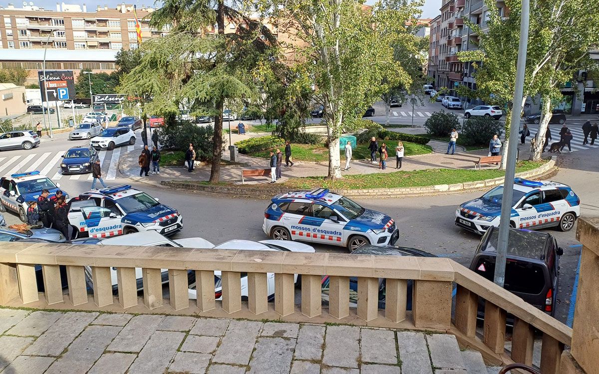 Agents dels Mossos d'Esquadra durant la detenció a la plaça Onze de Setembre