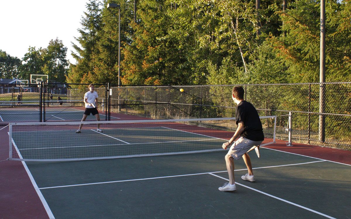 Divendres hi haurà pickleball obert per als joves al Passeig de Manresa