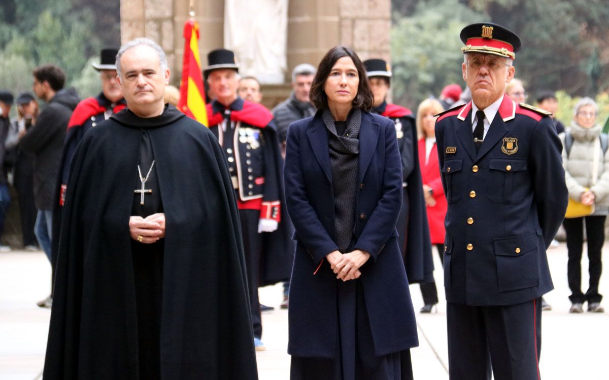 La consellera d'Interior, Núria Parlon, acompanyada de l'abat de Montserrat, Manel Gasch, i del comissari Miquel Esquius