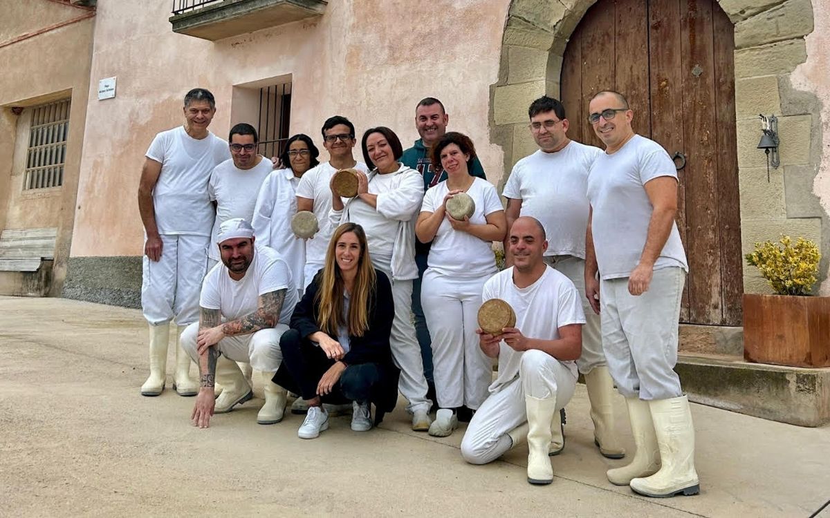 Equip de Formatges Muntanyola a la finca Urpina de Sant Salvador de Guardiola