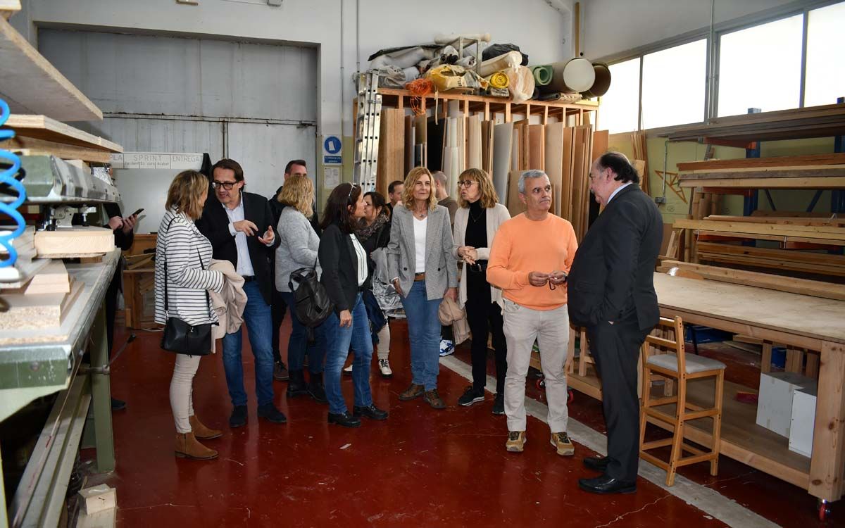 Visita a l'Institut Guillem Catà de membres de la UVic-UCC