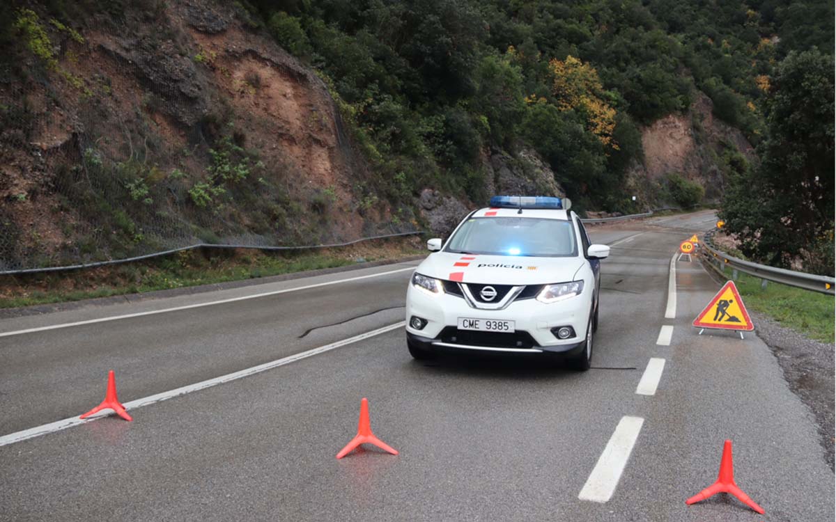 La carretera de can Massana, tallada per despreniments