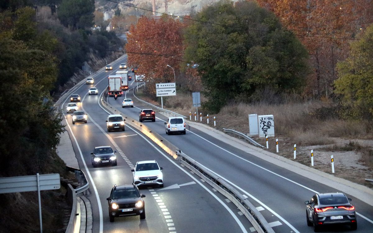 La carretera C-55, abans d'arribar a Manresa, amb vehicles en totes dues direccions