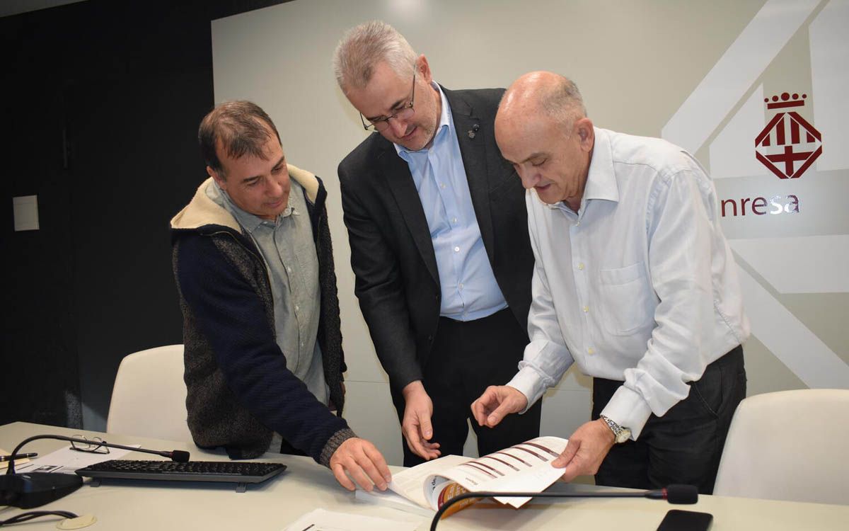 Mon Culleré, Joan Vila i Lluís Vidal-Sixto consultant la nova edició d'«Estructura Empresarial del Bages»