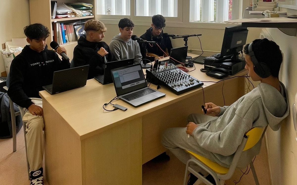 Alumnes de l'Institut Lacetània fent l'optativa de ràdio