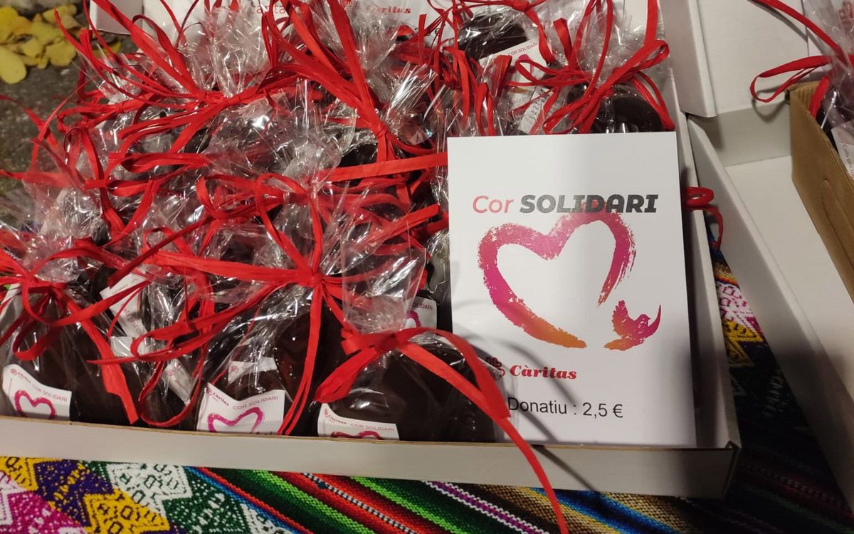 Càritas Manresa ha presentat aquest dilluns una nova edició dels Cors Solidaris de xocolata