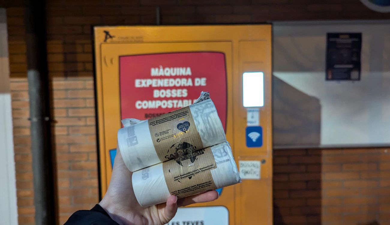 Nova màquina expenedora de bosses compostables al Centre Cívic Joan Amades