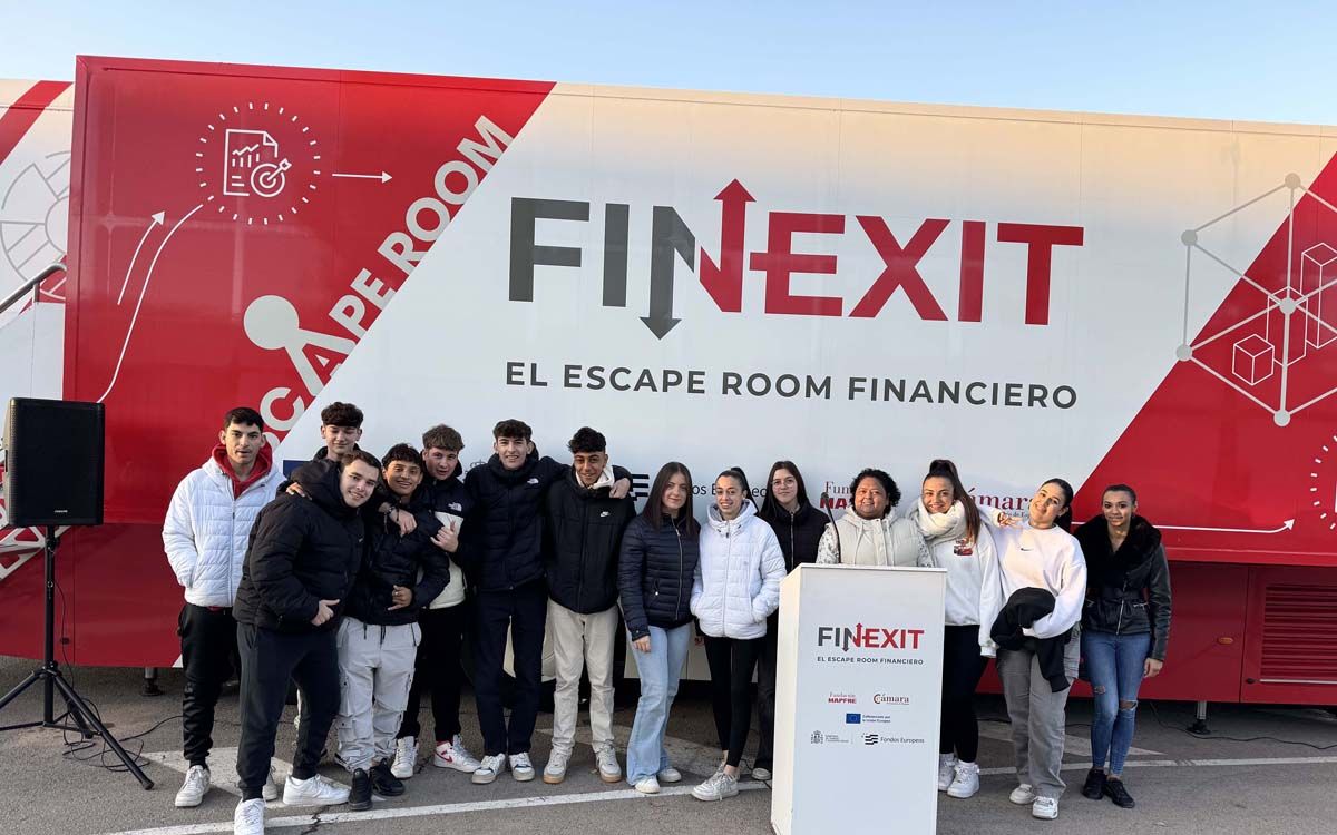 Alumnes de l'Institut Lacetània davant la unitat mòbil del Finexit