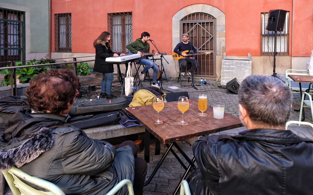 Arlet va actuar durant el vermut solidari de Creu Roja i Santa Rita