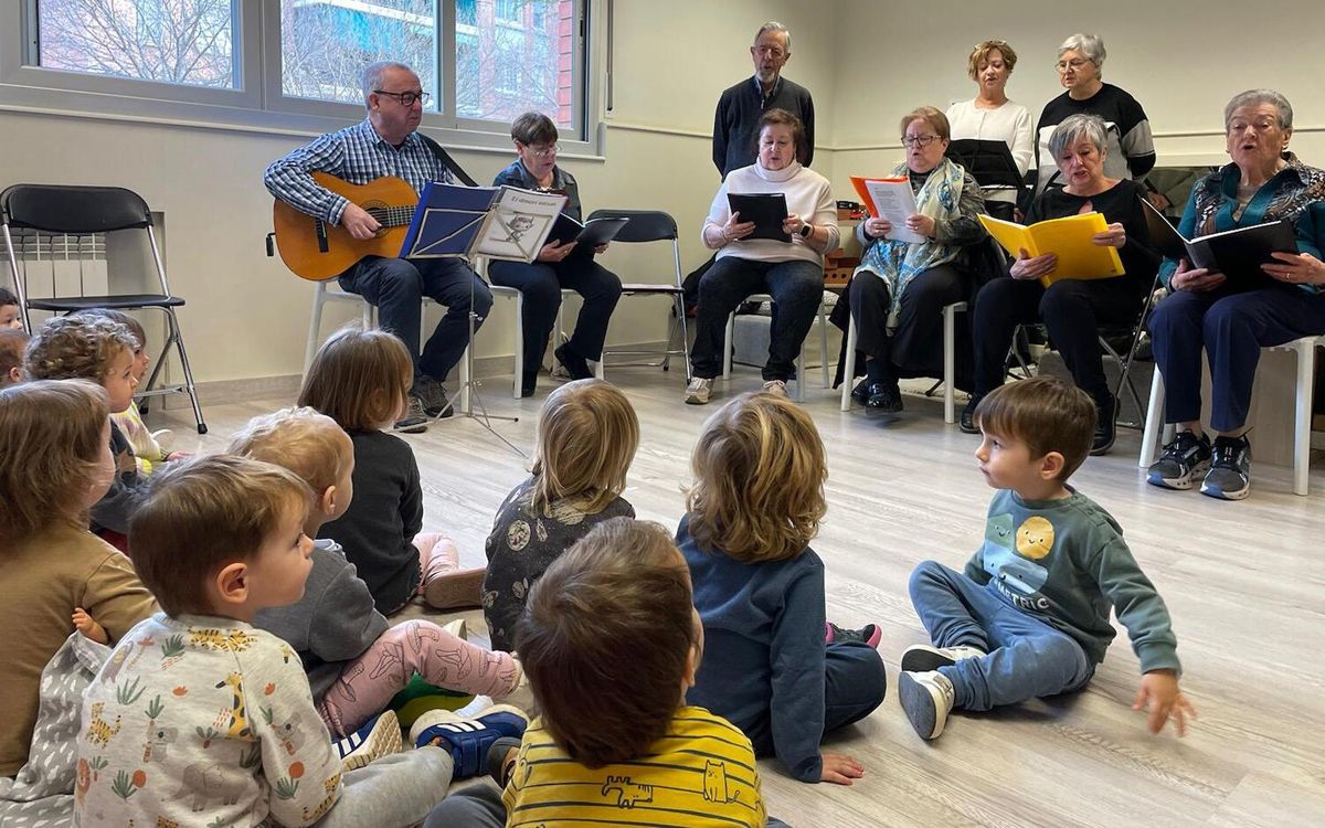 El taller de cant coral Cançons de tots els temps actuant en una llar d'infants